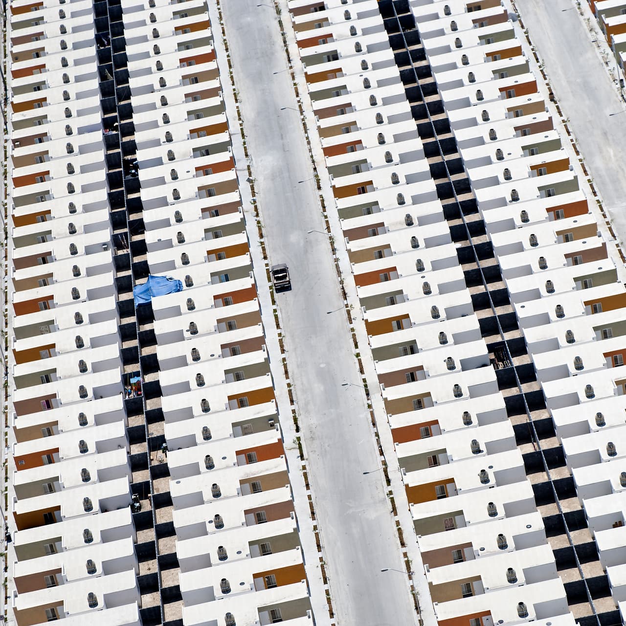 “Casas sin áreas verdes y sin conectividad con el centro de la ciudad, aunque de lejos se vea bonito es parte del crecimiento sin control, sin regulación, sin cuidado de cosas mínimas como los materiales de construcción, determinantes en el clima de cada lugar”, aseguró Taboada. La fotografía fue tomada en Cadeyreta, Nuevo León.
