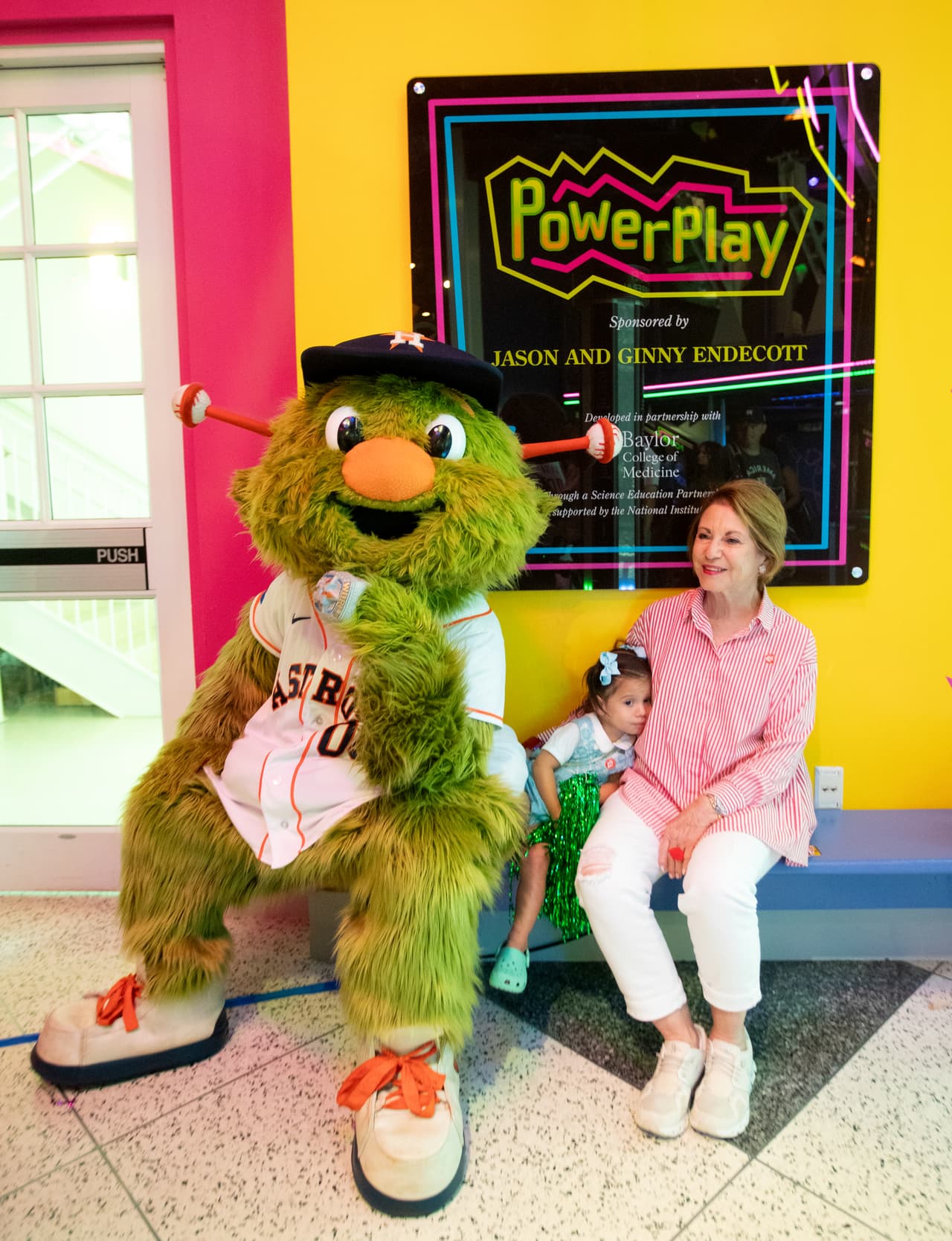 La experiencia de espionaje interactiva está en el Museo de los Niños de Houston. 
<br>
<br>Armado con información y artilugios para acceder a pistas ocultas, deberás resolver enigmas y enfrentarte a retos por todo el Museo. 
<br>
<br>SECRET puede adquirirse en taquilla a la llegada.
<br>
<br>
<b>$7 por misión. Tenga en cuenta que la última misión sale 90 minutos antes del cierre del museo.</b>