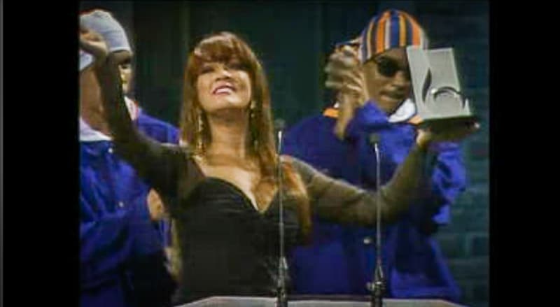 La artista Femenina Tropical Salsa del Año fue la dominicana Ángela Carrasco, antes de recoger el premio esa noche interpretó la canción 'No me puedo quejar'.