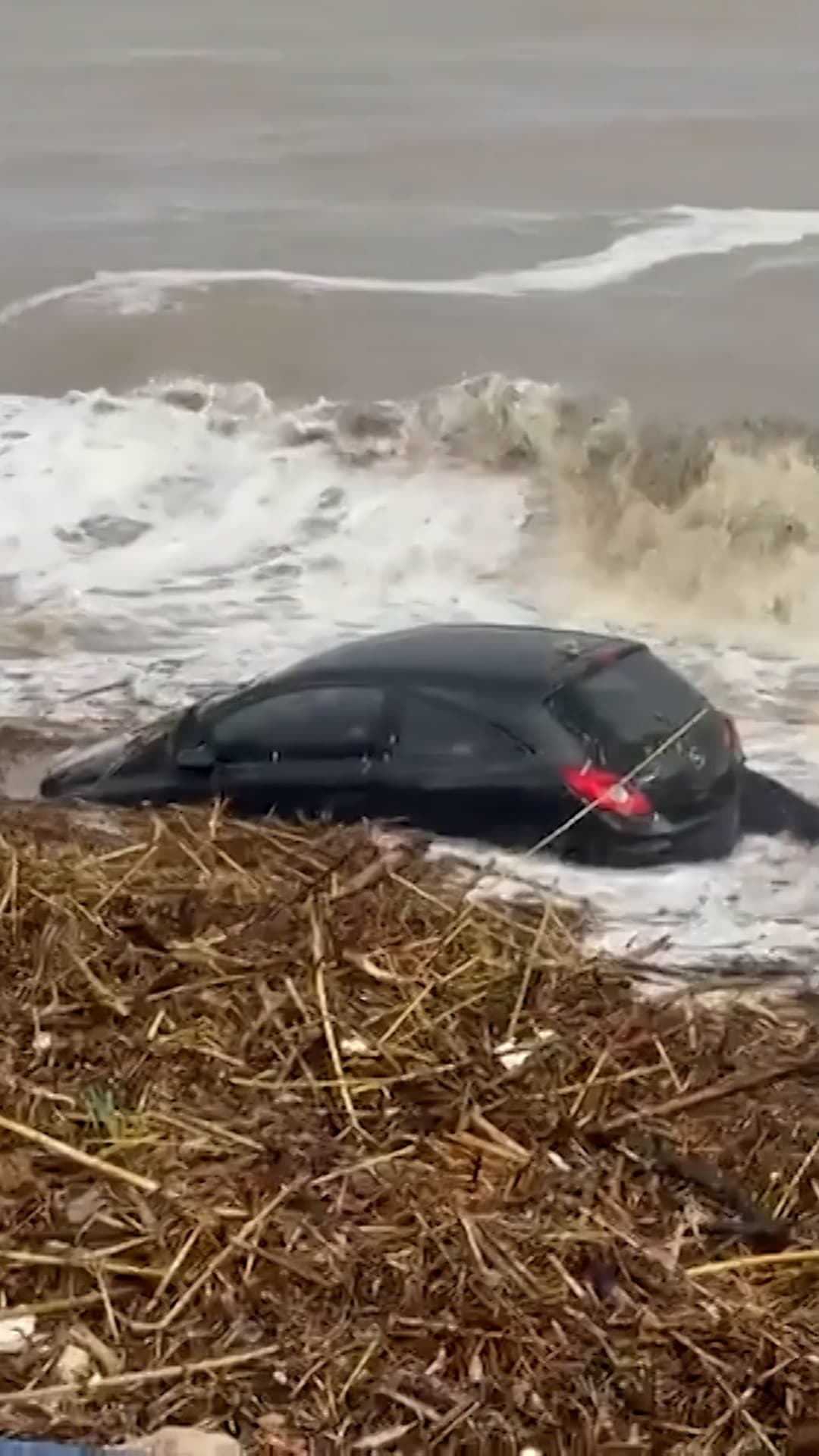 Autos son arrastrados al mar por las inundaciones en una isla griega de Rodas y una persona perdió la vida