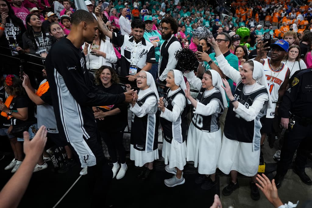 Los Spurs de San Antonio contaron con el apoyo de las 
<b><a href="https://www.facebook.com/watch/?v=1533806294822050" target="_blank">Hermanas Salesianas de San Juan Bosco</a></b>, quienes no faltaron al primer partido de
<b> la serie final por el campeonato de la NBA</b>, ante los Knicks de Nueva York.
<br>
<br>El miércoles, a los 
<b><a href="https://www.univision.com/local/san-antonio-kwex/declaran-legalmente-fallecido-a-joven-herido-durante-festejos-de-los-spurs-en-san-antonio-video" target="_blank">fans de los Spurs</a></b> les tocó ser testigos de su derrota en casa.