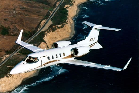 El avión LearJet, en el que murió la cantante Jenni Rivera y seis personas más, tuvo un descenso abrupto de 35 mil a nueve mil pies, al desplomarse la madrugada del domingo en el municipio de Iturbide, informó el director de Aeronáutica Civil de la SCT, Alejandro Argudín.