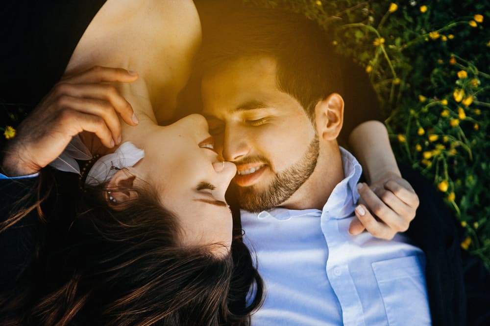 Los acuarios son muy independientes, por eso no son demasiado apasionados ni demuestran con facilidad sus sentimientos. Además, les cuesta trabajo abrirse ante cualquiera; necesitan saber que la persona es de su confianza, así que de entrada habrá que saber cómo romper el hielo.