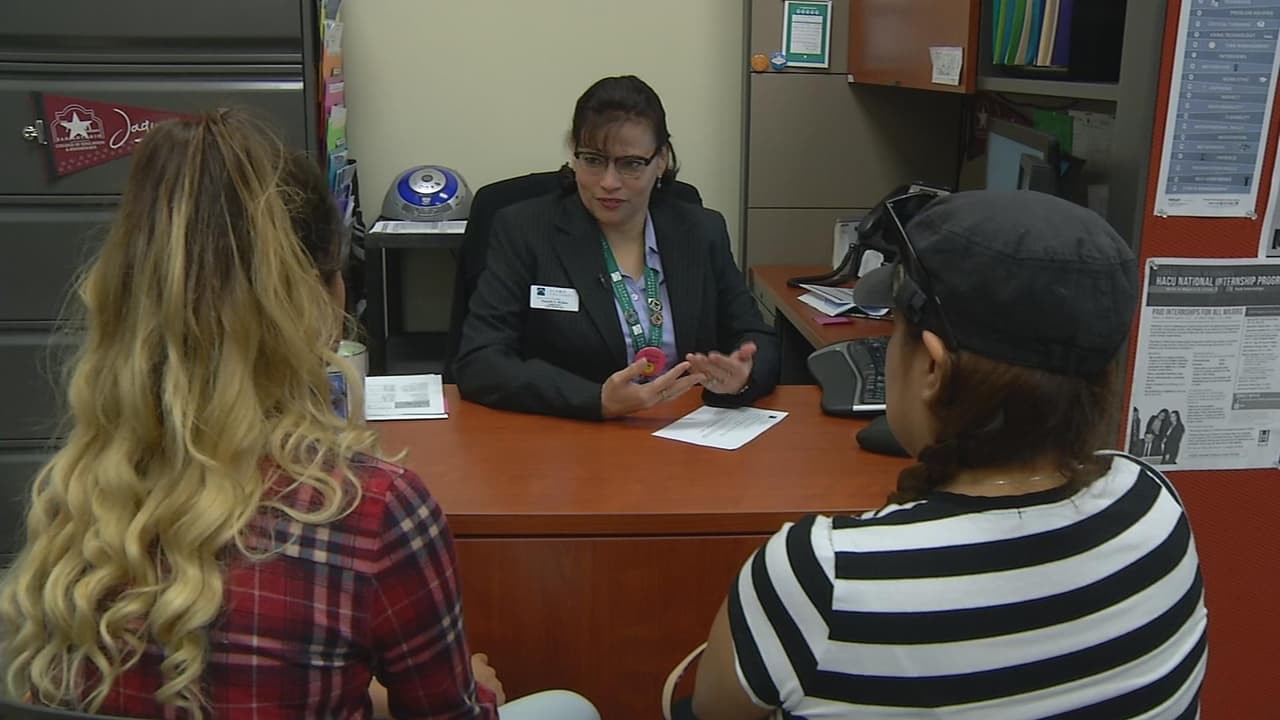 Cassandra, izq., su madre Gloria, der, y Danielle Esquivel, centro, la consejera de Cassandra.