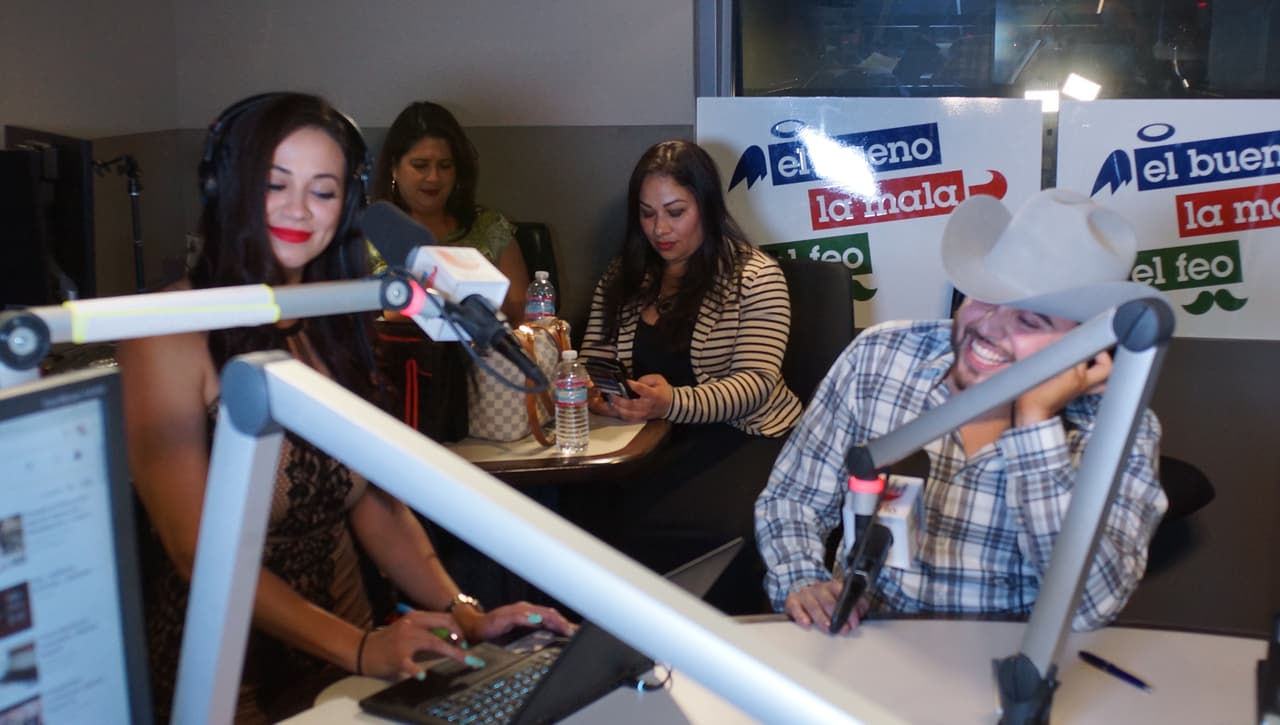 Carla Medrano enamoró a Gerardo Ortiz durante la entrevista del artista con 'El Bueno, La Mala y El Feo'.