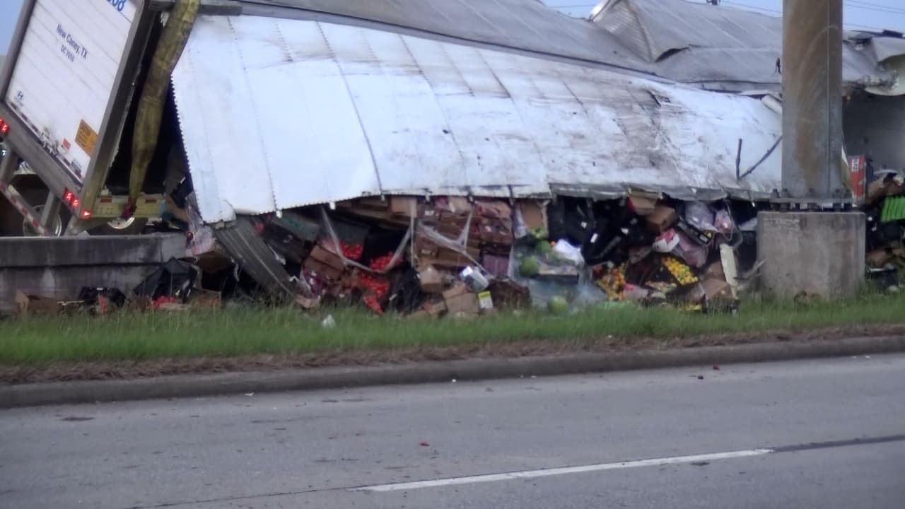 Camión de frutas pierde el control, se vuelca y choca en el Periférico 8 de Houston