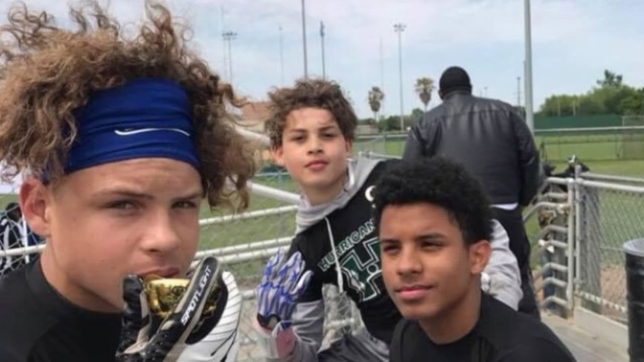 Mueren dos hermanos adolescentes en tiroteo frente a su casa al suroeste de Houston 