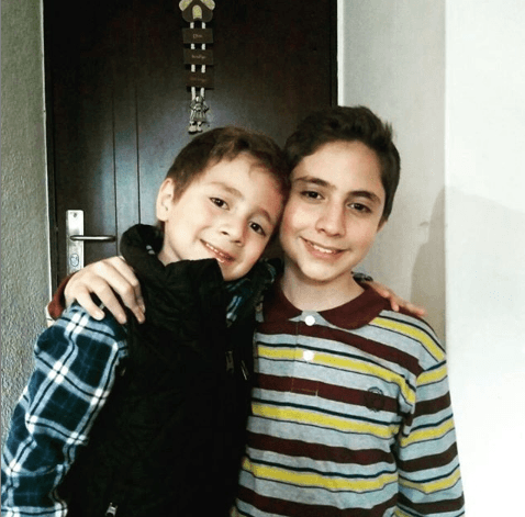 Tiene un hermano mayor, se llama Axel es su mejor compañero de aventuras.
<br>