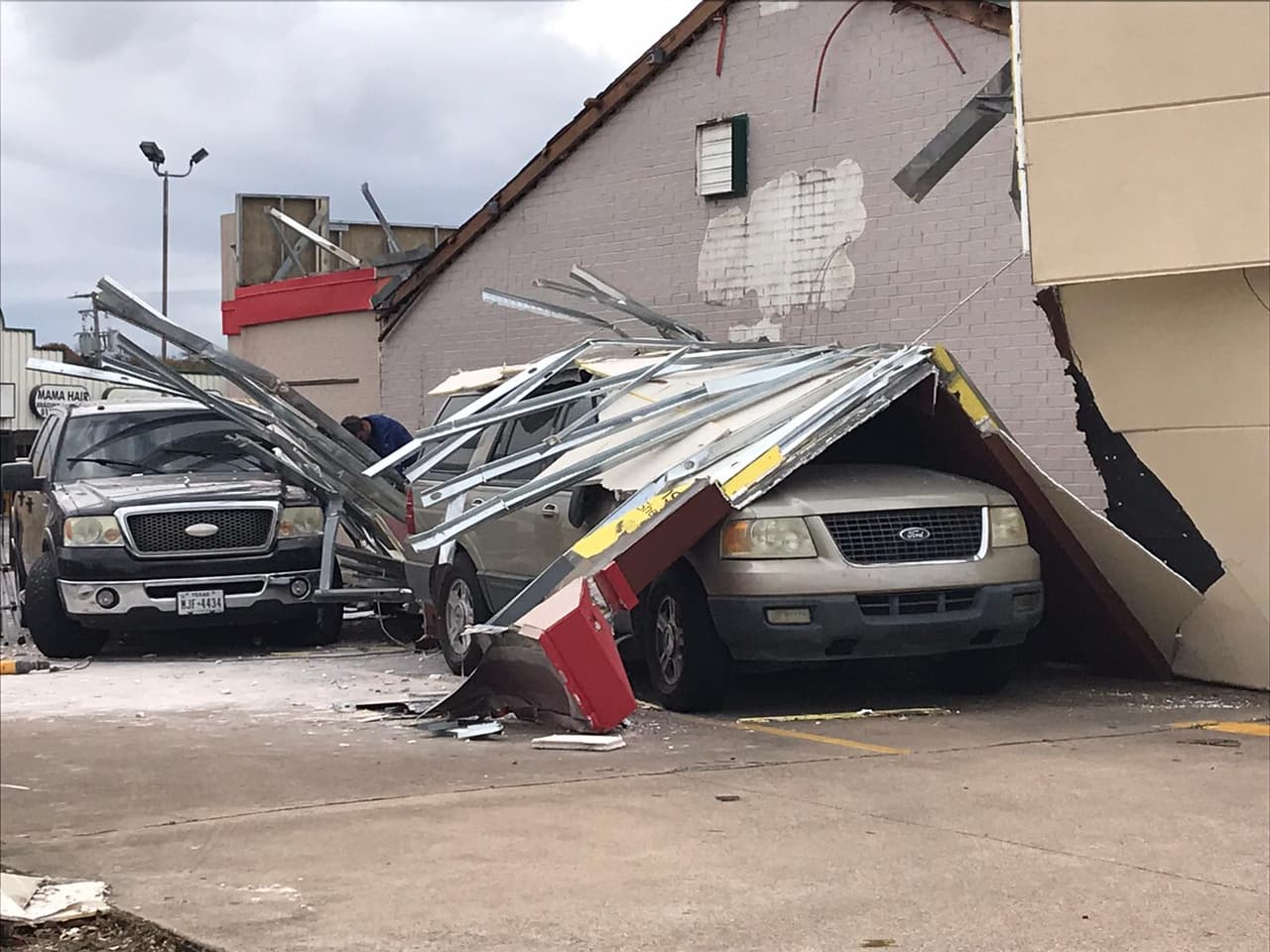 Los equipos de limpieza comenzaron desde la semana pasada, pero hasta ahora aún hay varios escombros.
<br>