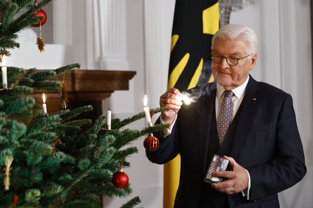 Aunque el presidente alemán Frank-Walter Steinmeier enciende velas en el árbol navideño, los bomberos en California no recomiendan hacerlo. En caso de que alguien decida que sí, que como quiera lo hará, tendrá que tomar precauciones.