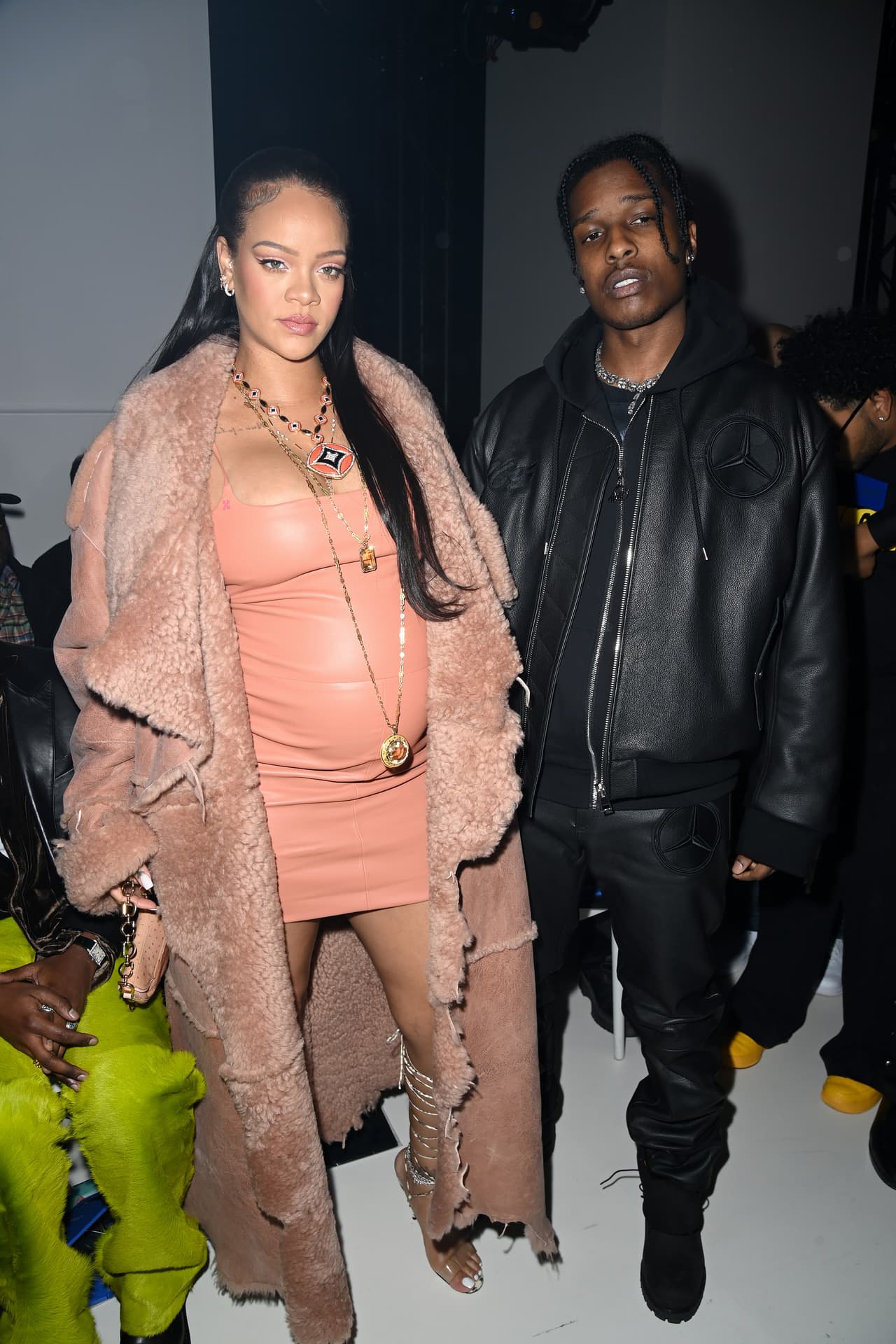 <b>A$AP Rocky </b>
<br>En enero de 2022, tras semanas de rumores,
<a href="https://www.univision.com/famosos/rihanna-embarazada-hijo-de-asap-rocky">Rihanna y A$AP dejaron ver que estaban esperando a su primer bebé</a>. Desde ese momento, la intérprete de ‘Diamonds’ se enfundó en espléndidos looks con los que conquistó importantes galas; sin embargo, pocos fueron los detalles que dio.