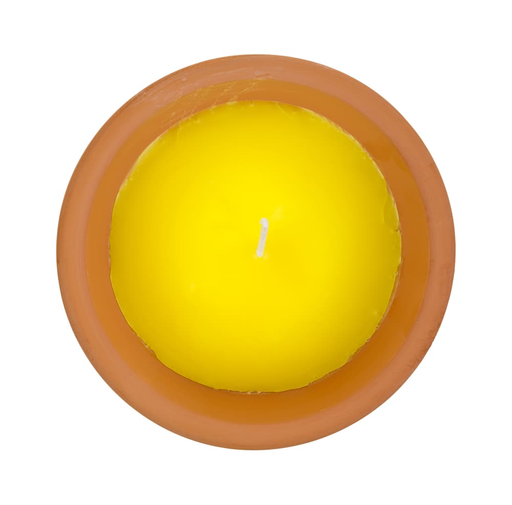 Por esto mismo, es ideal que siempre tengas una vela amarilla en tu casa, pues la estarás llenando de energía positiva y paz, alejando las vibras tóxicas y negatividad en el ambiente.