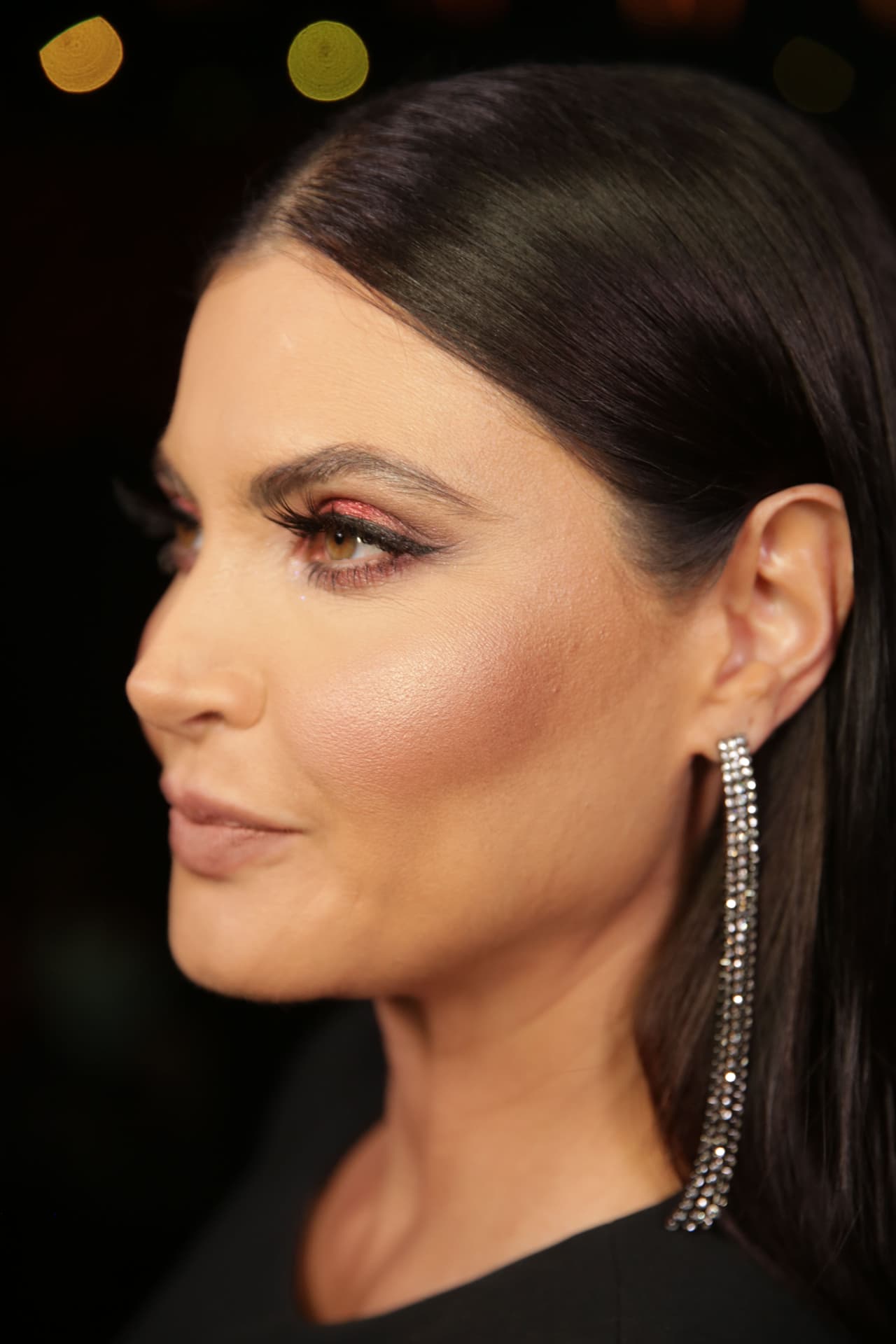 Unos pendientes largos complementaron este look.