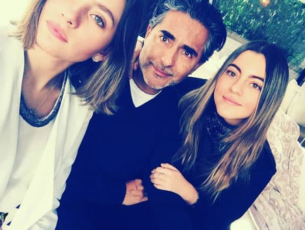 "'A su padre no lo pierden'", les dijo, "'aquí estoy, nada más
<b><a href="https://www.univision.com/famosos/raul-araiza-aclara-que-maria-aguilar-todavia-no-es-su-novia-pero-estan-en-eso-y-pide-que-no-la-espanten-fotos" target="_blank">déjenme vivir</a></b>. La vida es corta y yo no me voy a quedar (en el matrimonio) porque así debía ser o porque así dice la sociedad'".
<br>