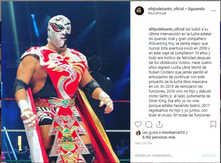 “Así subió a su última intervención en la lucha estelar mi querido rival y gran compañero Silver King, ¡se sentía mejor que nunca! …
<b>Se fue haciendo lo que más amaba</b> que era luchar, se fue en el ring, ante una gran entrada, con un público entregado, que gritaba y disfrutaba la función...”, destacó el Hijo del Santo junto a esta imagen.