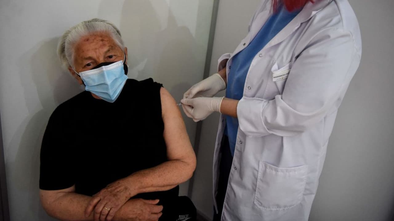 En esta línea, la doctora Ngozi Ezike, del Departamento de Salud Pública de Illinois, anunció el jueves que ahora los doctores podrán ser elegibles como proveedores de la vacuna para aplicarla a sus pacientes. Estos 
<a href="https://www.univision.com/local/chicago-wgbo/una-experta-explica-los-beneficios-de-que-los-medicos-puedan-vacunar-contra-el-coronavirus-a-sus-pacientes-video">profesionales de la salud</a> podrán solicitar las dosis directamente y el proceso podría tardar de entre una a dos semanas.