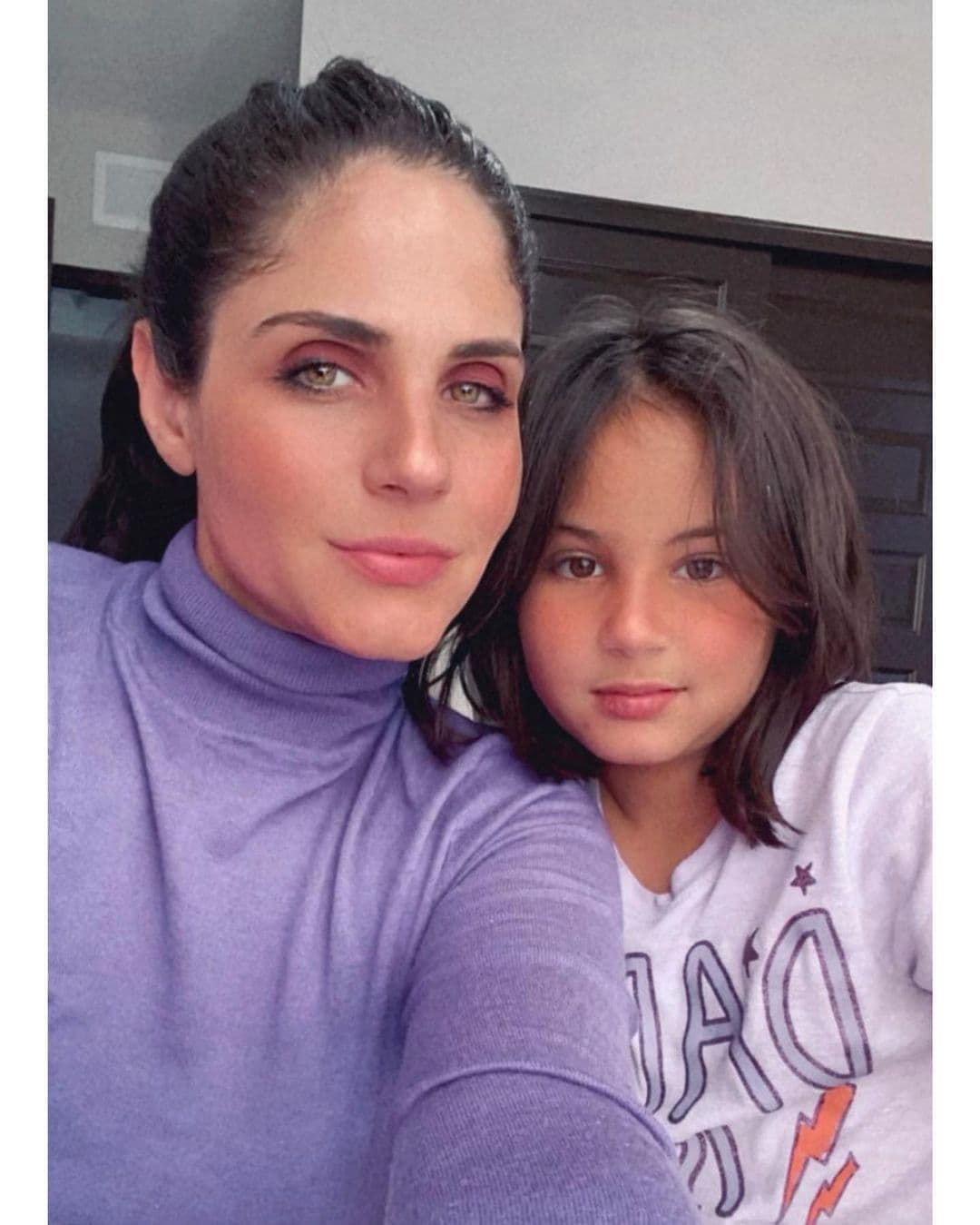 Astrid Rivera orgullosa comparte esta hermosa imagen con su pequeña.