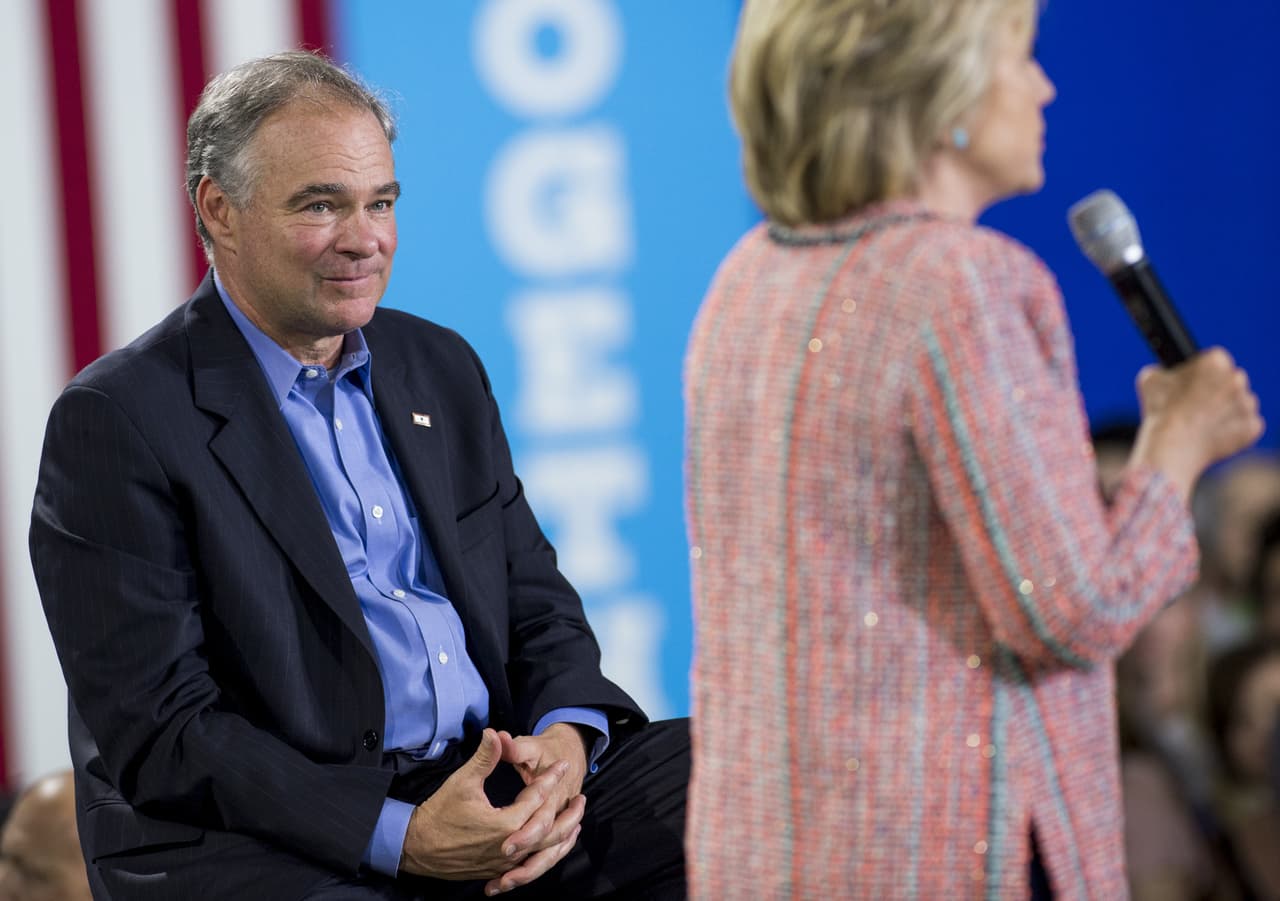 Hillary Clinton acompañada por el senador Tim Kaine durante un acto de campaña en Virginia el 14 de julio.