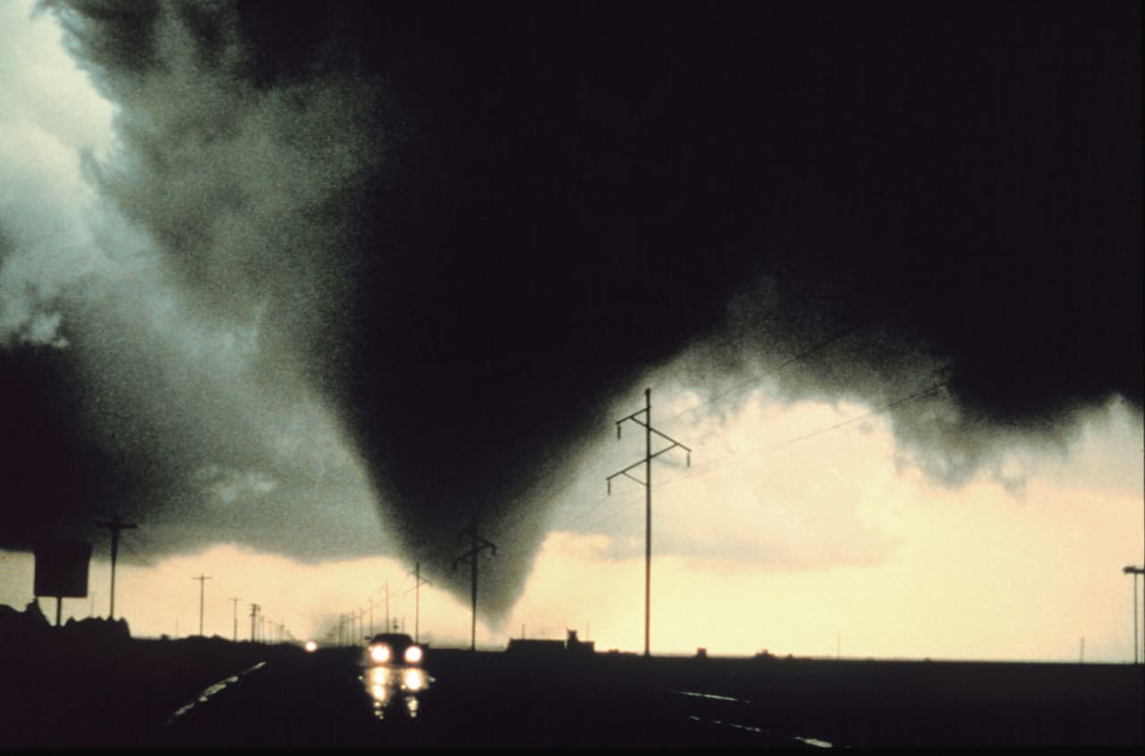 Si vives en Houston hace más de cinco años, de seguro has escuchado de tornados que llegan a la ciudad, causan destrozos y se van. ¡Sí, causan mucho pánico! Por eso hemos preparado varios consejos para que estés alerta a esto fenómenos atmosféricos.