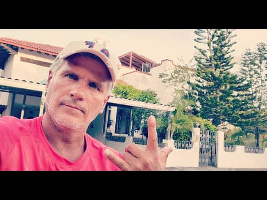 Ante esta situación y para darles una mejor calidad de vida a su esposa e hijas, el actor decidió probar suerte con otro tipo de empleos y consiguió uno como salvavidas del parque acuático Volcano Bay, en Orlando Florida.