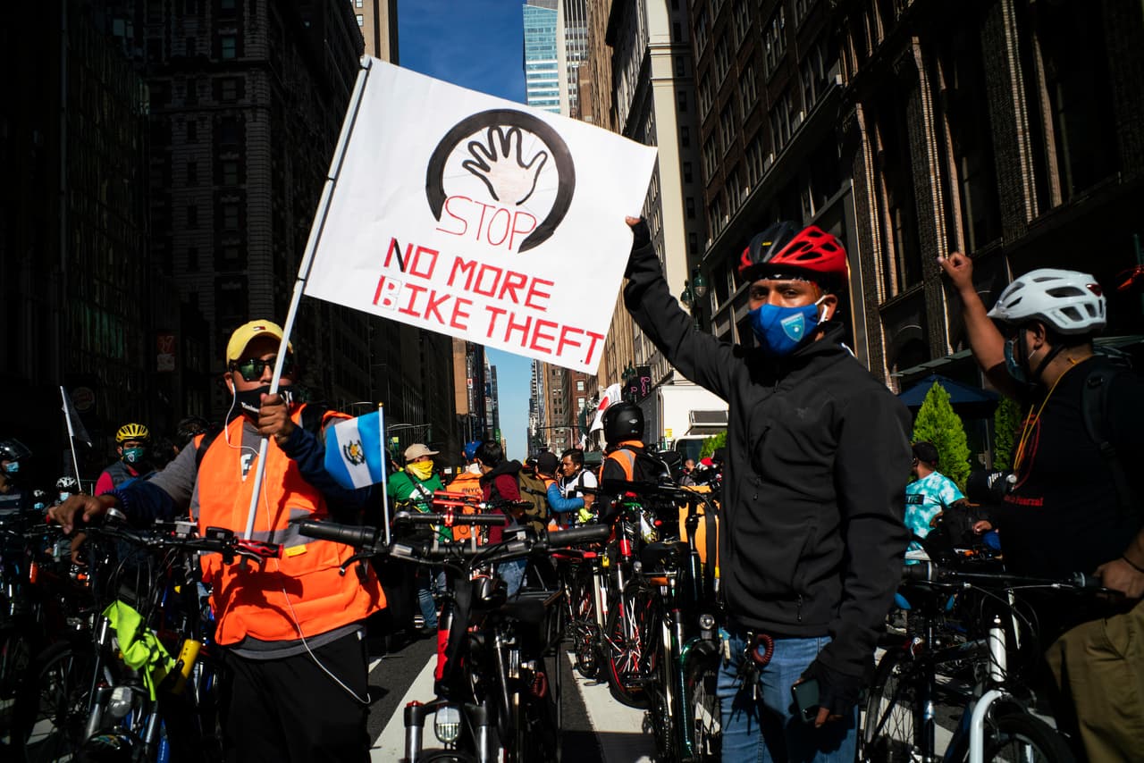 “No más robos de bicicletas”, se lee en el cartel. Las autoridades confirmaron que los asesinatos en Nueva York han aumentado desde marzo, al igual que los incidentes con disparos.