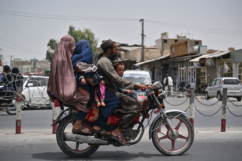 La mujer en Afganistán ha quedado relegada a la casa. Los talibanes han pedido que no salgan si no es imprescindible y cuando lo hacen tienen que ir con su "mahram", un familiar varón, su marido o su hermano, 
<b>que las acompañe como su "guardián". </b>