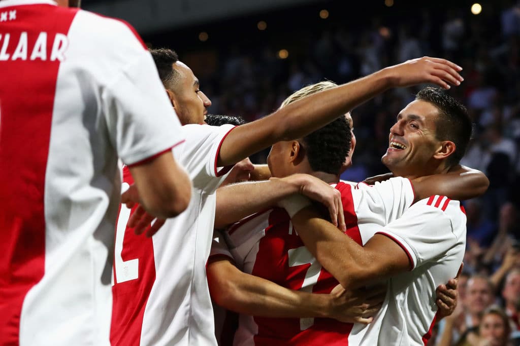 Ajax dio manual de cómo clasificar contra Standard Lieja y mató los sueños del mexicano Guillermo Ochoa con Standard Lieja en la Champions League.