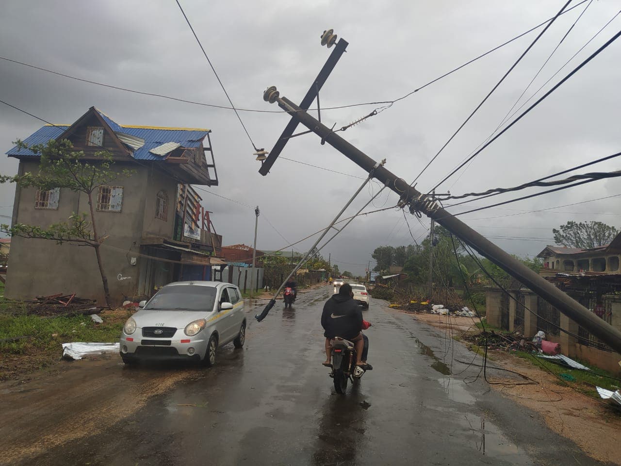 El gobierno nicaragüense informó que 114,200 viviendas en todo el país quedaron sin energía eléctrica y 47,638 sin agua. Pero todavía se desconoce la magnitud real de los daños porque la comunicación con Bilwi ha sido interrumpida. Hay cortes de vías, principalmente en el departamento sureño de Rivas, sobre la carretera Panamericana, por el desborde del río Ochomogo.