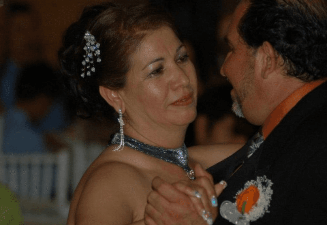 <b>Elsa Mendoza de la Mora, de 57 años</b>
<br>“Tenía una vida hermosa, dos hijos increíbles y un esposo que la extrañará muchísimo. Escucharán la música que solía amar y la recordarán. Ellos intentarán imitar su cocina y darse cuenta de que es imposible obtener el mismo sabor de ese plato que solía preparar para ellos. Lo imposible será no estar triste en su cumpleaños, Navidad, Nochevieja, Día de la Madre o cualquiera de los 365 días del año que no tienen nombre”, escribió su sobrino Carlos De La Mora en Facebook.