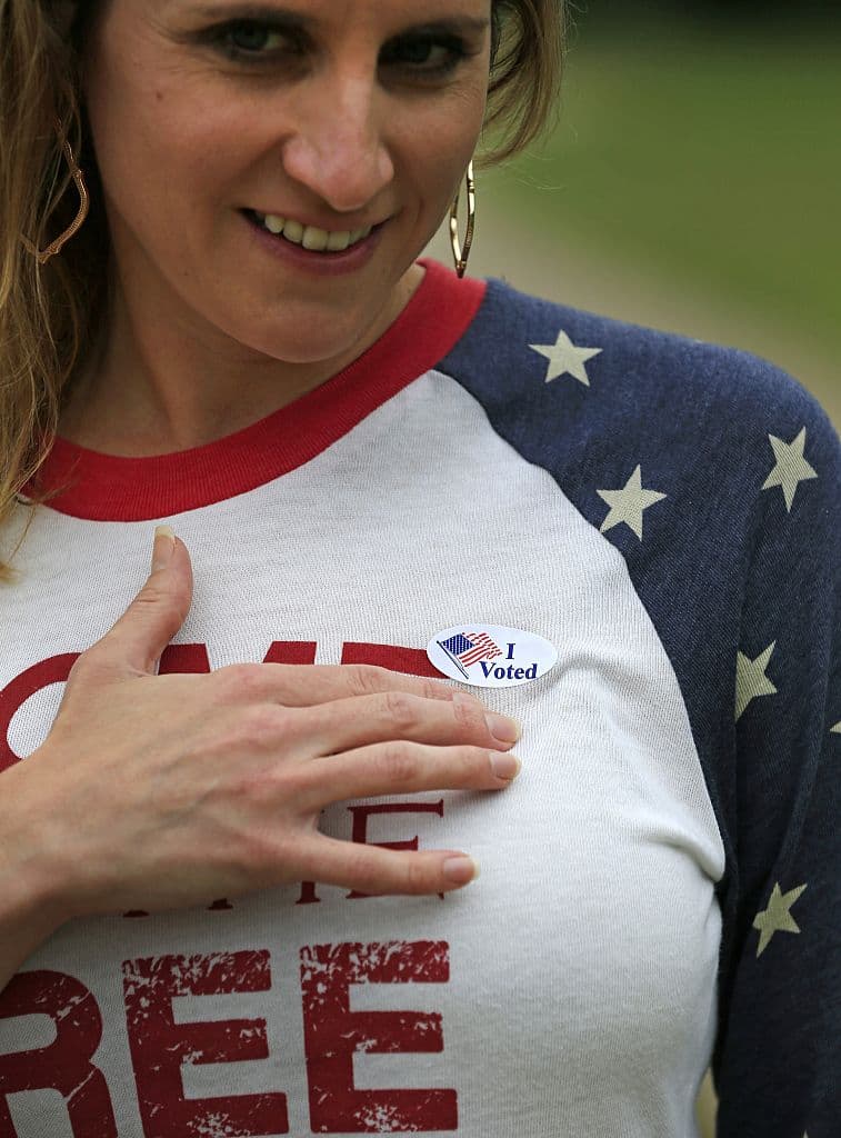 Nicolette Janoski luce una calcomanía después de votar el 8 de noviembre en Fort Worth, Texas. Foto: Ron Jenkins.