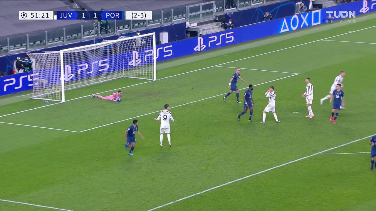 ¡TIRO ATAJADO! disparo por Aaron Ramsey.