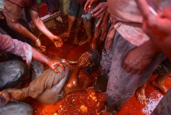El rojo es un color que tradicionalmente usan las novias. Pero por lo general durante el Holi, no hay preferencia por un color u otro.