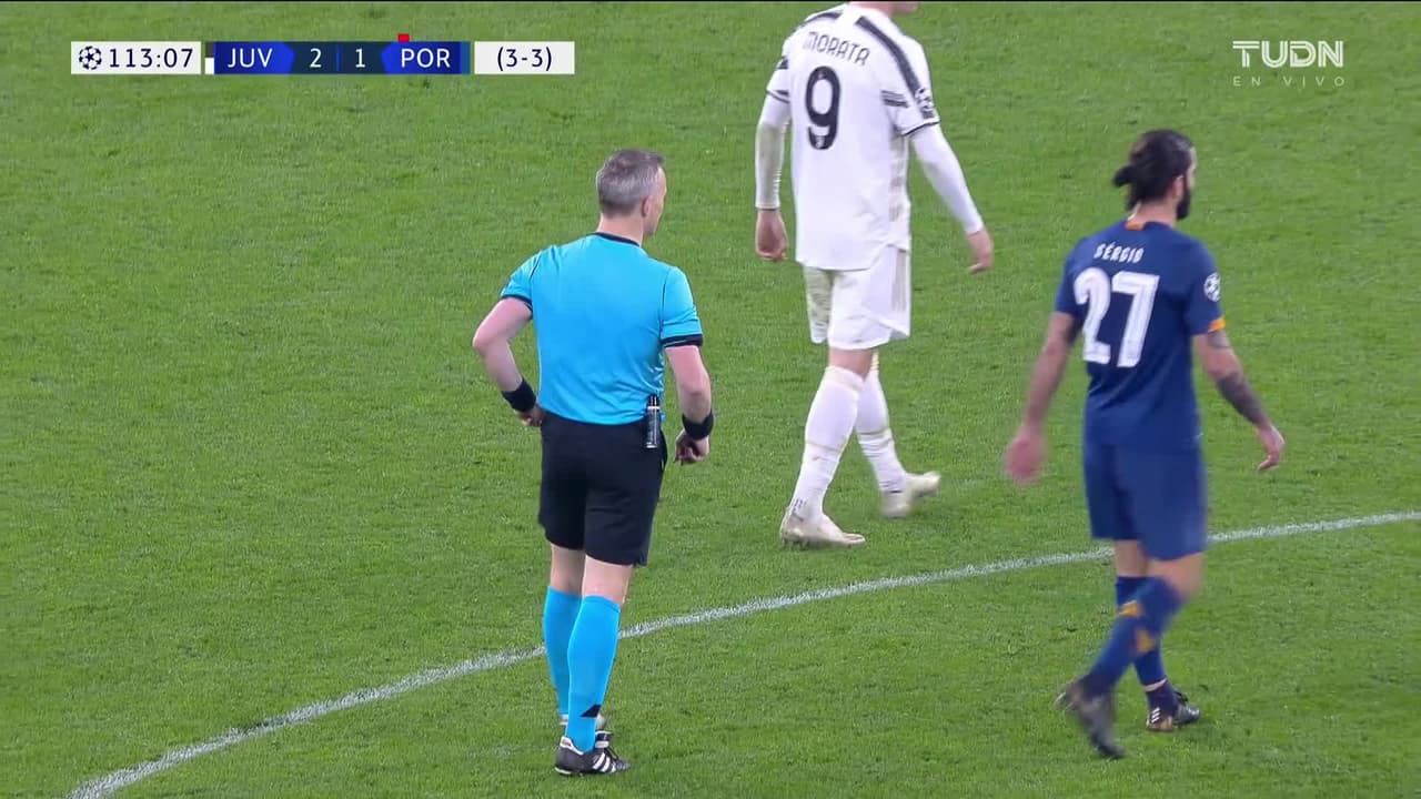 ¡TIRO ATAJADO! disparo por Álvaro Morata.