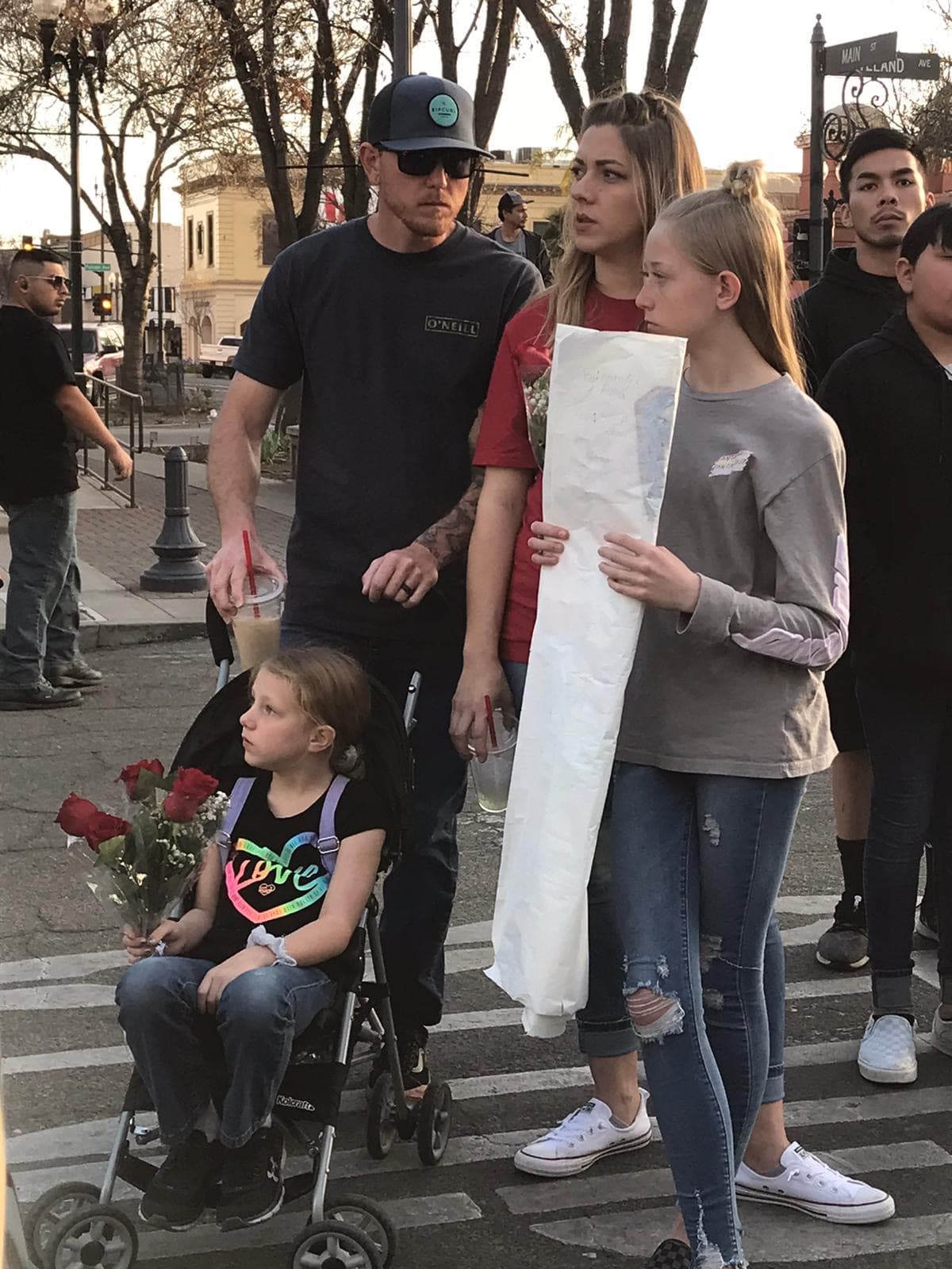Durante el evento, hubo personas entregando información acerca de cómo la comunidad puede enfrentar el luto y hablar con los más pequeños.