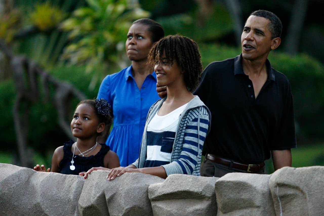 En uno de sus primeros viajes como familia presidencial, a Honolulu, Hawai, las niñas Obama mostraron sus pelos rizados al natural y una mayor desprevención en el vestido de lo que habían mostrado hasta el momento. (Kent Nishimura-Pool/Getty Images)