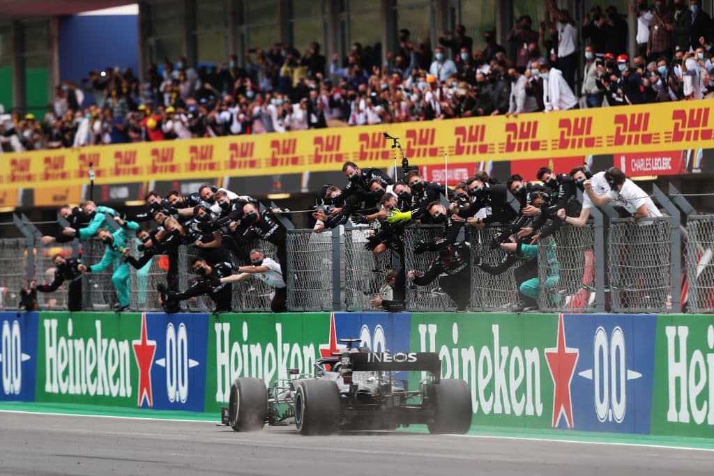 Lewis Hamilton lo hace de nuevo y rompe récord mundial con 92 carreras ganadas en la Formula 1. Se le unen al podio Valtieri Bottas y Max Verstappen. Muy buenas carreras de Charles Leclerc y del mexicano Sergio Pérez, pero la lluvia fue factor importante en este Gran Premio de Portugal.
