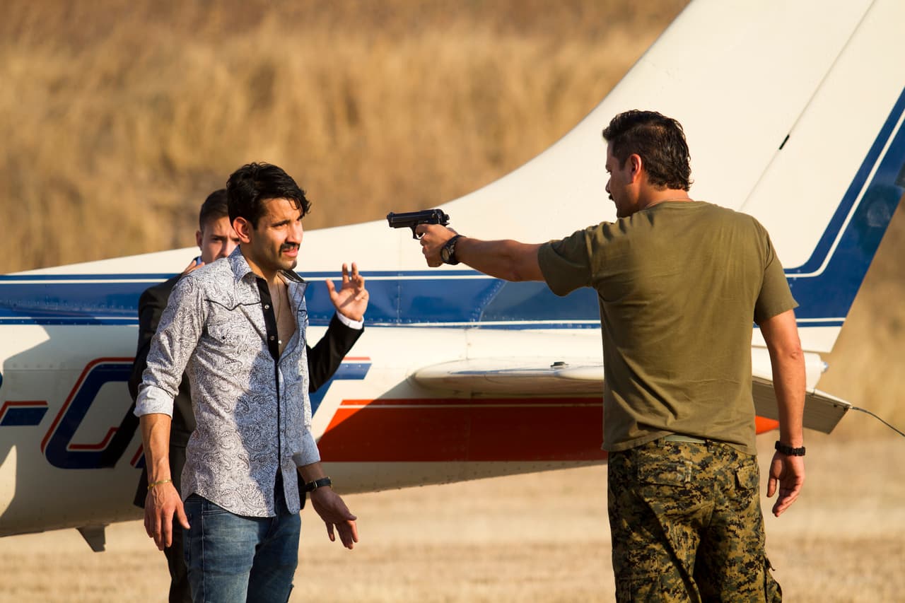 Al ver a los hombres de 
<b><a href="http://www.univision.com/series/la-piloto/alejandro-nones-es-oscar-lucio">Óscar Lucio</a></b>, los enfrentó y los puso fuera de combate.