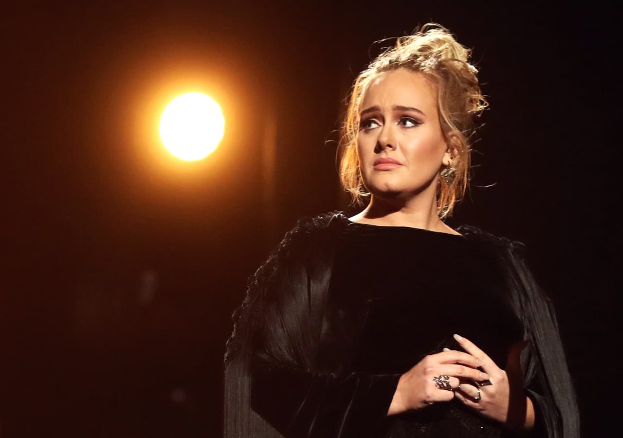Adele y su esposo Simon Konecki se separaron después de mantener una relación de siete años durante la cual procrearon un hijo en común, informaron los representantes de la multipremiada cantante británica.
<br>