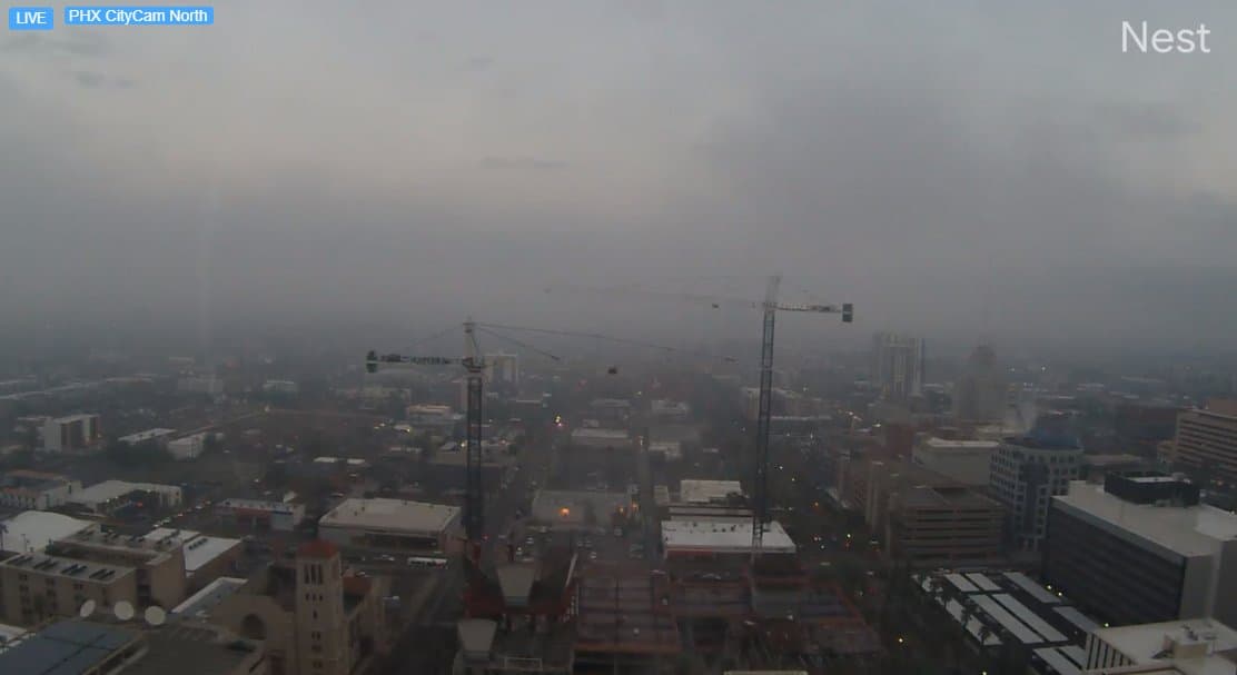 Las cámaras de la ciudad de Phoenix mostraron la neblina llegando al centro de Phoenix.