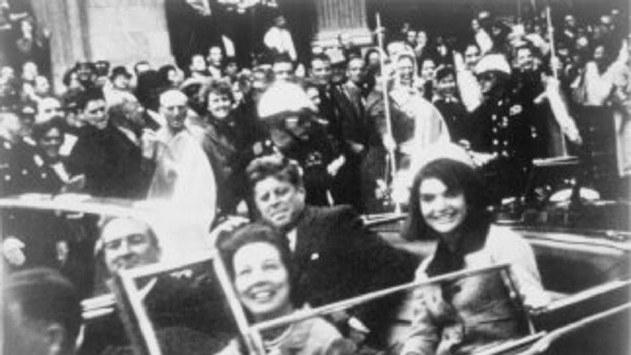 El jueves 26 de octubre fueron 
<a href="http://www.univision.com/noticias/politica/complot-contra-fidel-castro-relacion-con-marilyn-monroe-lo-que-revelan-los-documentos-desclasificados-del-asesinato-de-jfk">liberados parcialmente 3.000 documentos</a> sobre el magnicidio del presidente John F. Kennedy en 1963. Los documentos despejan algunas dudas, pero los “conspiranoicos”, que creen que hay otros culpables (desde la CIA a Fidel Castro, pasando por la Mafia o el servicio secreto ruso, entre otras teorías) están de enhorabuena porque los otros 300 archivos que seguirán bajo llave, a petición del presidente Trump, prueban según ellos que 
<b>algo no encaja en la versión oficial del asesinato del presidente a manos de Lee Harvey Oswald</b>.