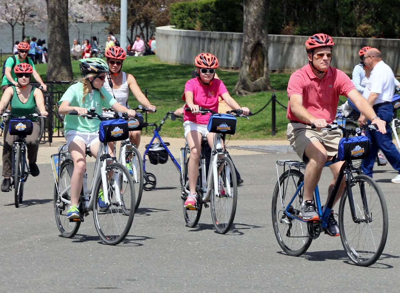 Haz un tour en bicicleta: si tus hijos tienen la edad suficiente agarra la bicicletas que estuvieron ‘descansando’ durante el invierno o alquila algunas si necesitas y haz un tour en tu barrio o ciudad a bordo de las bicis. No te olvides de llevar los cascos para los más pequeños.