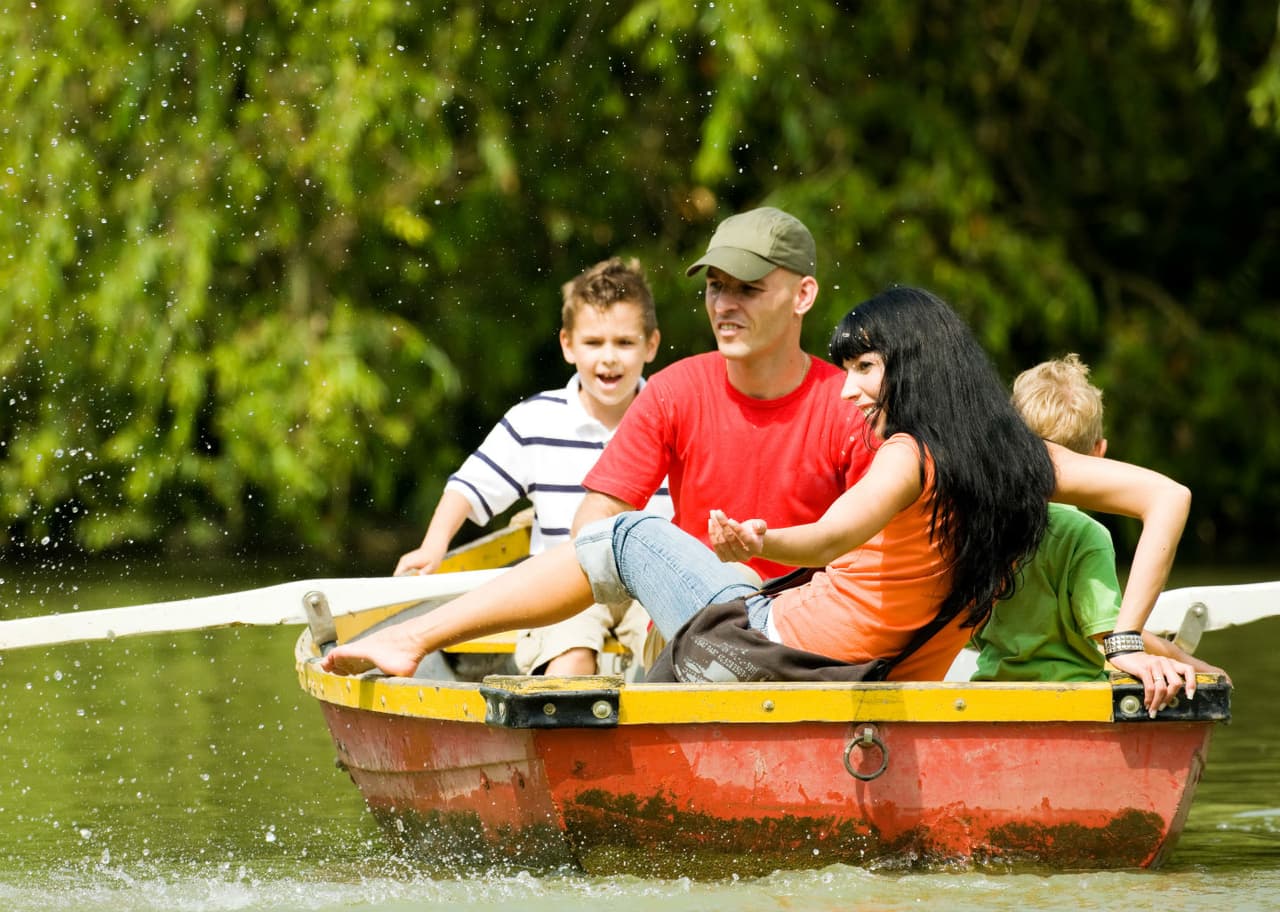 Pasea en bote o canoa: Siempre que veo a la gente en Central Park en sus botes remando, pienso que quiero hacerlo con mis hijas. Ya sea remar o pedalear en el lago de tu parque cercano, ésta es una de las actividades en familia para hacer en la primavera, antes de que haga mucho calor y prefieras estar en una piscina o en la playa.