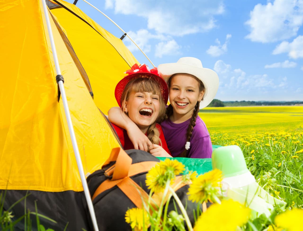 Vete de campamento: si ya estás listo para probar otros lugares para hacer ‘camping’ más allá del jardín de tu casa, ahora es el momento ideal. Busca parques cercanos que ofrezcan acceso a campamentos. Muchos de ellos ofrecen baños y servicios de internet para los que no se animan a vivir puramente de la naturaleza. Empaca tus cosas y disfruta de la magia el camping.