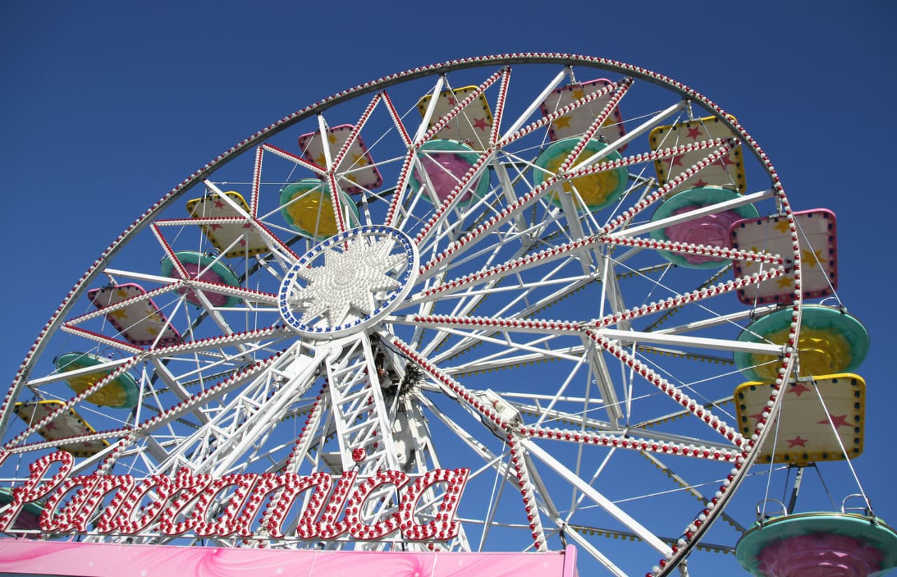 Regresa al parque de diversiones: Tras un largo invierno, volver a la montaña rusa o simplemente a disfrutar de las atracciones de un parque de diversiones suena a un plan que seguro le interesa a toda la familia.