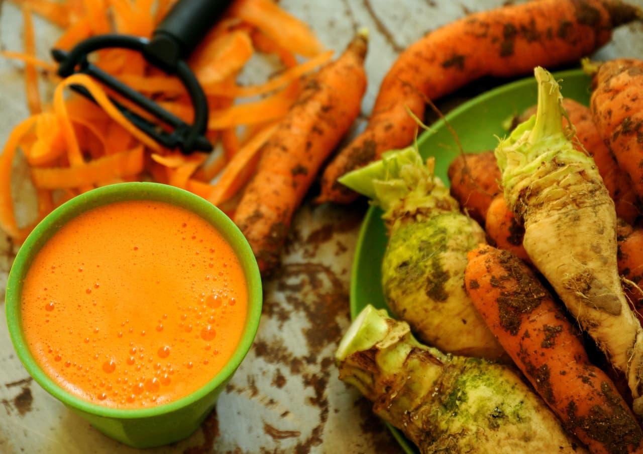 Planta o produce algo comestible: Esta época también es perfecta para plantar frutas o vegetales, que luego puedas comer con tu familia. Invita a tus hijos a ser parte de todo el proceso, desde la compra de las semillas, hasta la cosecha. Si no tienes espacio en casa, busca jardines comunales (community gardens), que en muchos casos ofrecen pedacitos de tierra para sembrar.