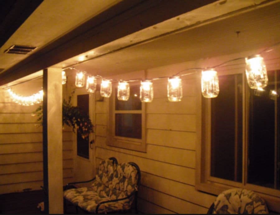 Llena de luz tu jardín: jarras de vidrio de las salsas de tomate pueden transformarse en hermosas lámparas para tu patio. Compra luces pequeñas a batería (string lights) en tiendas como Amazon o Michael’s y ponlas dentro de las jarras. Con menos de 50 dólares puedes crear un jardín mágico para disfrutar las noches de primavera con tu familia, al aire libre.