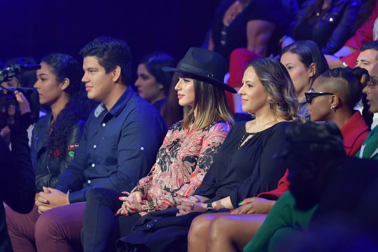 Jennifer estuvo sentada entre el público sin perder detalle de los bailes del cantante.