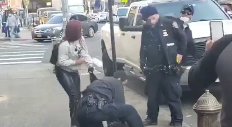 Un hombre con mascarilla médica es captado en video golpeando a un policía en El Bronx
