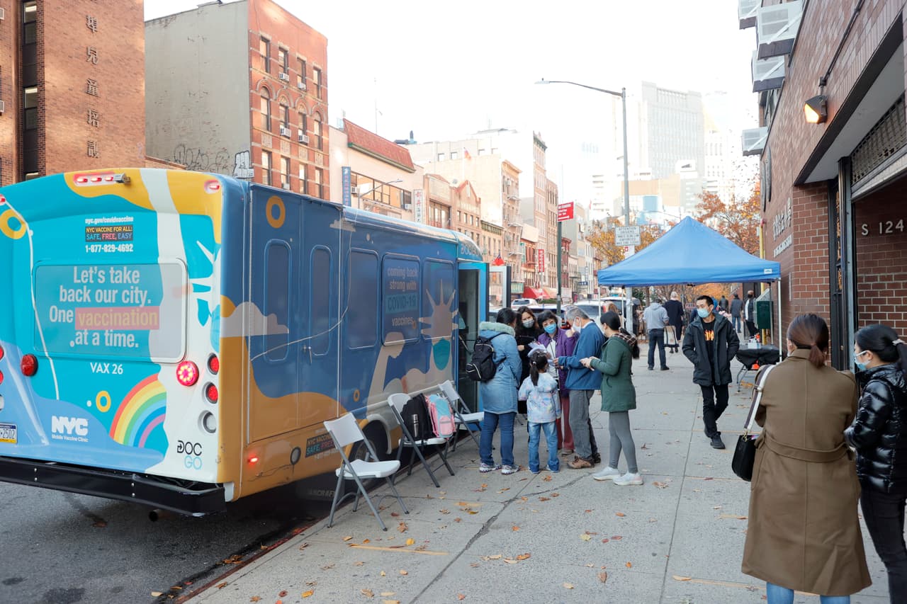 El alcalde de Nueva York, Bill de Blasio, anunció que los menores que se vacunen podrían recibir $100
<br>