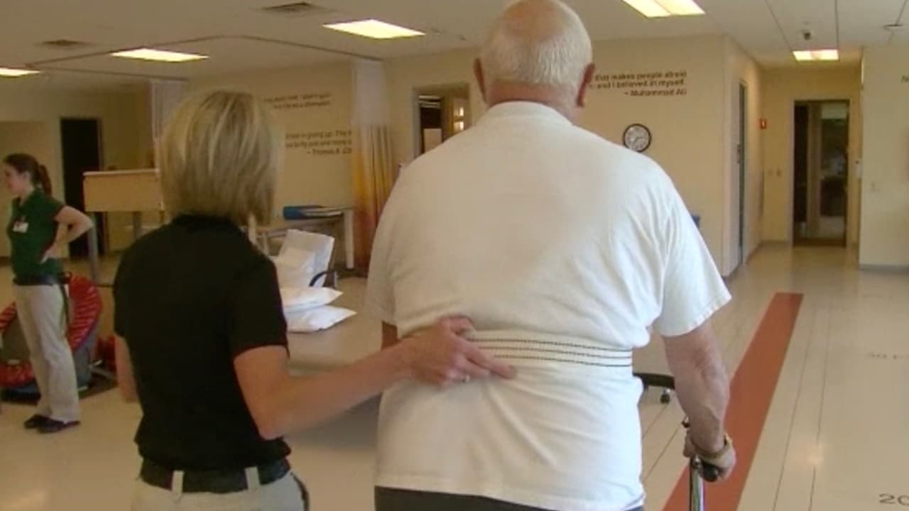 “La bacteria Legionella causa problemas respiratorios especialmente en personas mayores de 65 años, personas con el sistema inmune débil y no hay vacuna para prevenirla”, comentó.